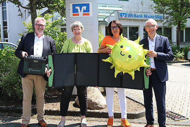 Übergabe von Powerstation und Solarpanel